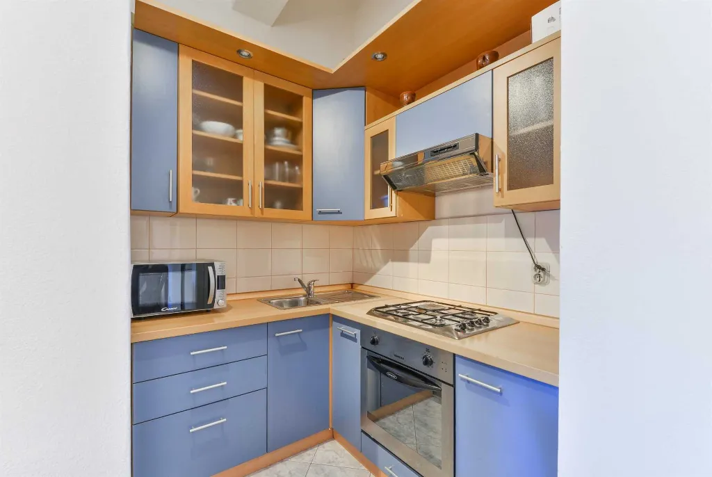 Air-Conditioned 1-Bedroom Apartment in Vir for 4