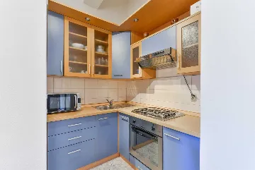 Air-Conditioned 1-Bedroom Apartment in Vir for 4