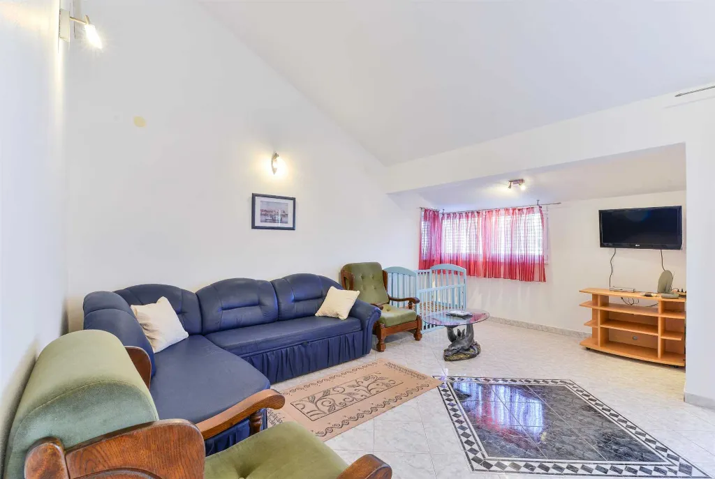 Air-Conditioned 1-Bedroom Apartment in Vir for 4