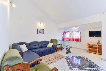 Air-Conditioned 1-Bedroom Apartment in Vir for 4