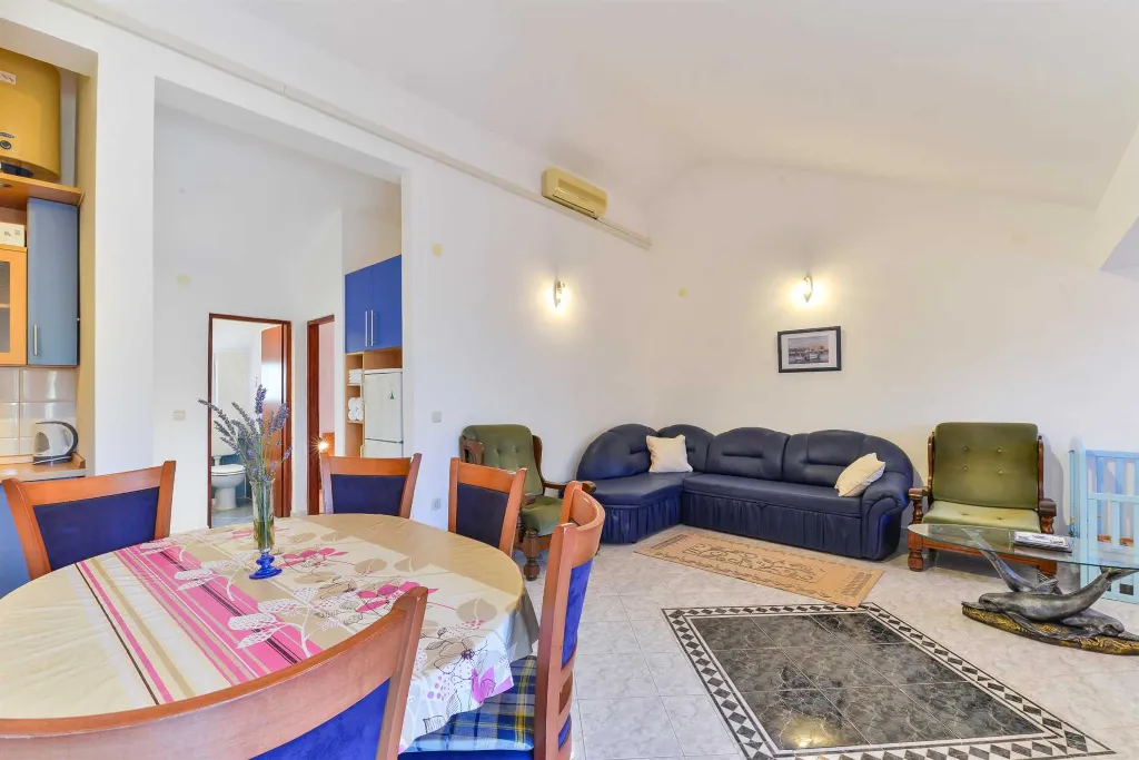 Air-Conditioned 1-Bedroom Apartment in Vir for 4