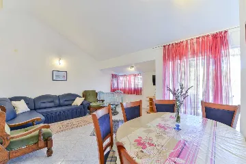 Air-Conditioned 1-Bedroom Apartment in Vir for 4