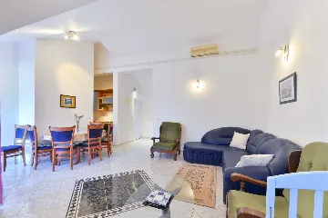 Air-Conditioned 1-Bedroom Apartment in Vir for 4