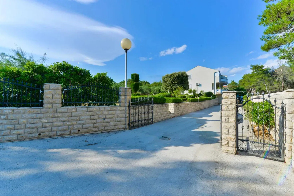 Air-Conditioned 1-Bedroom Apartment in Vir for 4