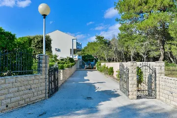 Air-Conditioned 1-Bedroom Apartment in Vir for 4