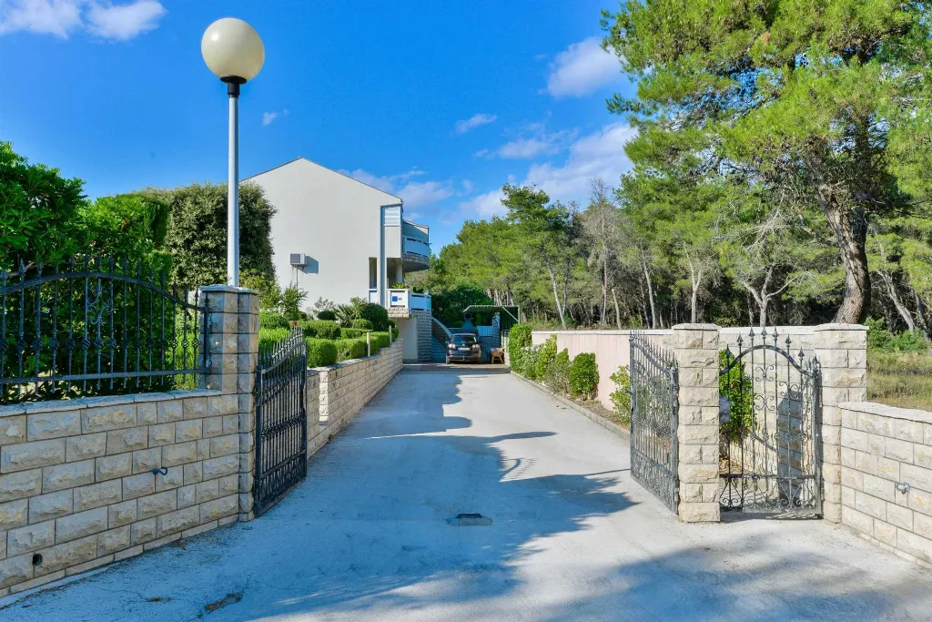 Air-Conditioned 1-Bedroom Apartment in Vir for 4