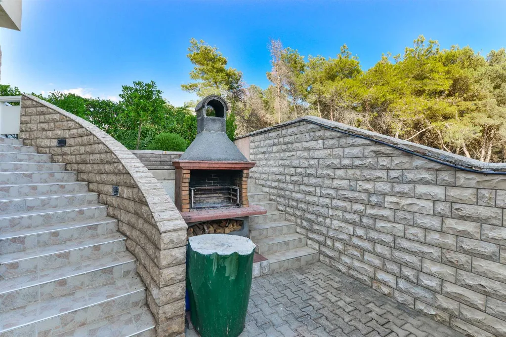 Air-Conditioned 1-Bedroom Apartment in Vir for 4