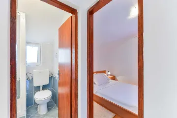 Air-Conditioned 1-Bedroom Apartment in Vir for 4