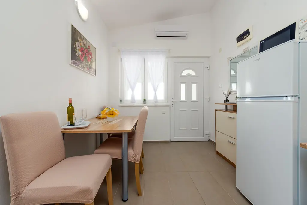 Apartment in Vir for 4 Guests with Balcony