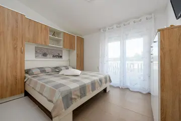 Apartment in Vir for 4 Guests with Balcony