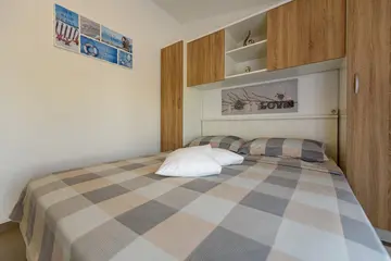 Apartment in Vir for 4 Guests with Balcony