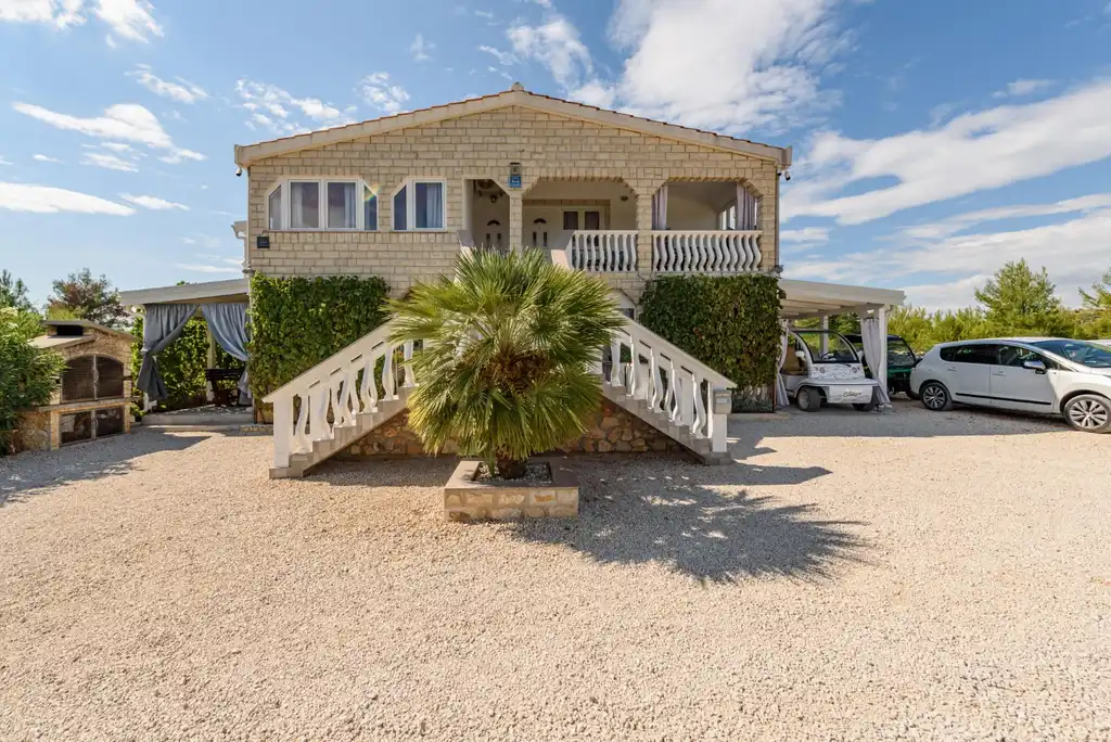 Apartment in Vir for 4 Guests with Balcony
