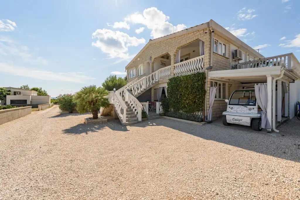 Apartment in Vir for 4 Guests with Balcony