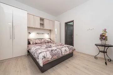 3-Bedroom Apartment in Vir for Up to 7 Guests