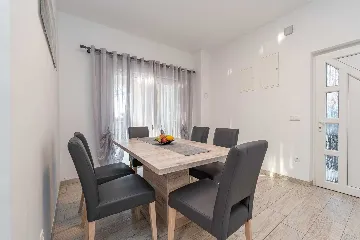 3-Bedroom Apartment in Vir for Up to 7 Guests