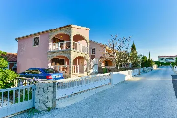 Apartment in Lučica, Vir for 4–6 Guests