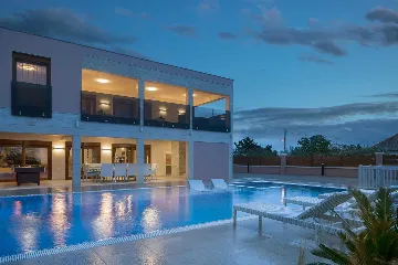 Pool, Jacuzzi & Sauna Villa in Vir (8–10)