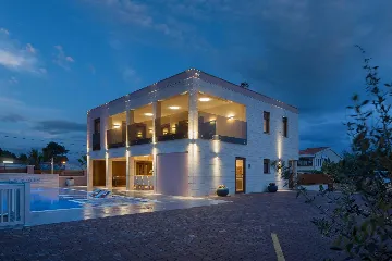 Pool, Jacuzzi & Sauna Villa in Vir (8–10)