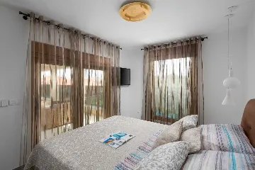 Pool, Jacuzzi & Sauna Villa in Vir (8–10)