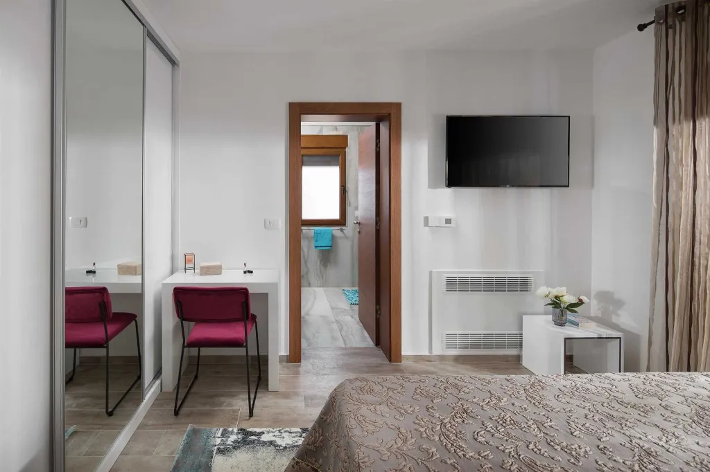 Pool, Jacuzzi & Sauna Villa in Vir (8–10)