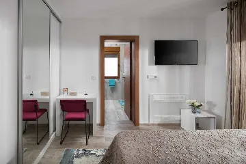 Pool, Jacuzzi & Sauna Villa in Vir (8–10)