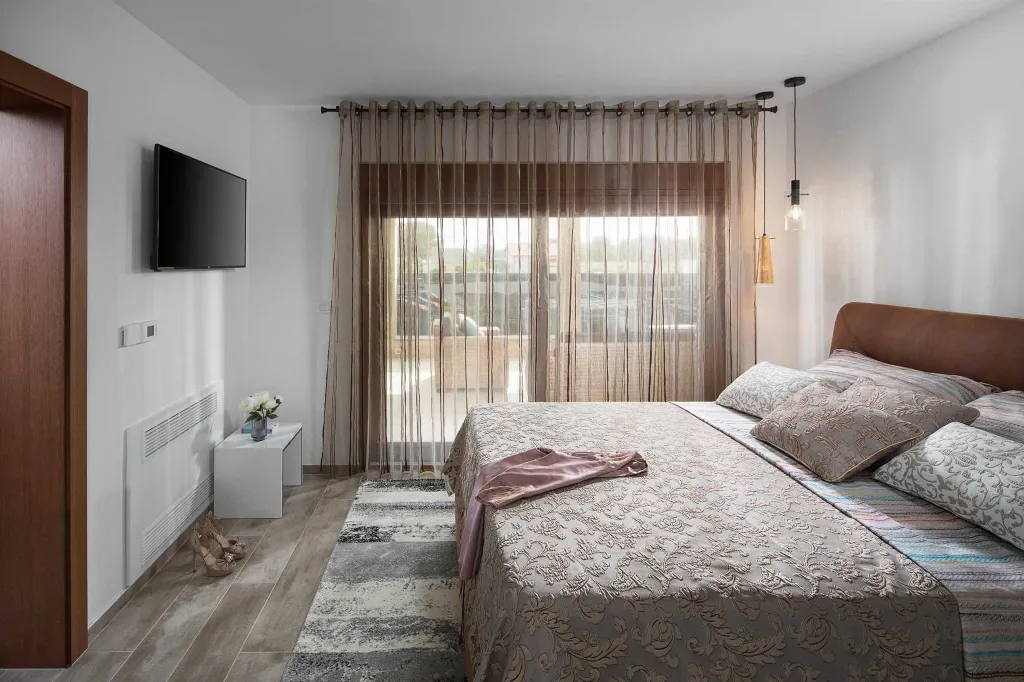 Pool, Jacuzzi & Sauna Villa in Vir (8–10)