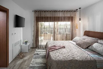 Pool, Jacuzzi & Sauna Villa in Vir (8–10)