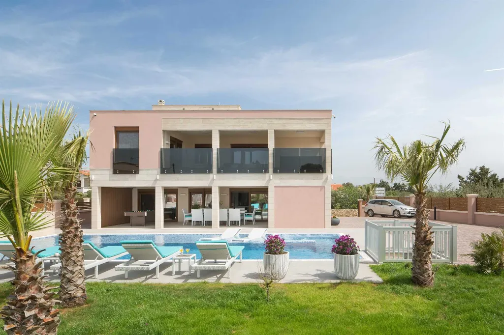 Pool, Jacuzzi & Sauna Villa in Vir (8–10)