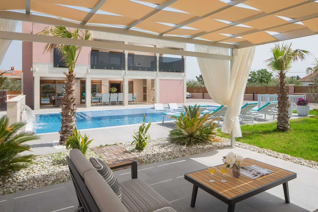 Pool, Jacuzzi & Sauna Villa in Vir (8–10)