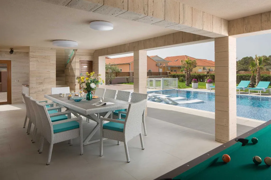 Pool, Jacuzzi & Sauna Villa in Vir (8–10)