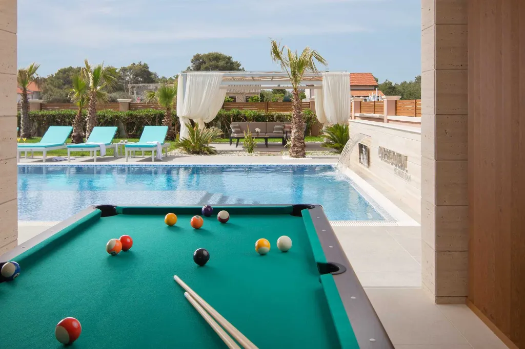 Pool, Jacuzzi & Sauna Villa in Vir (8–10)