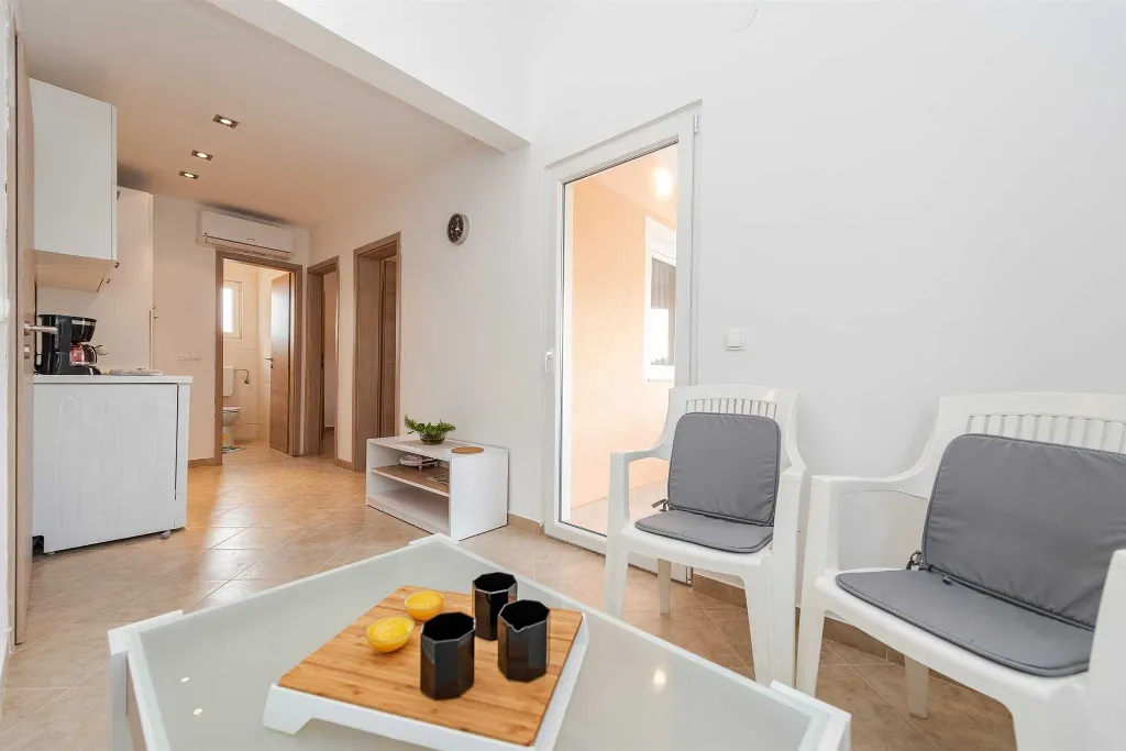 Apartment in Vir for 2–4 Guests, 100 m to Beach