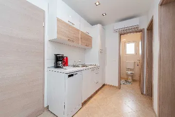 Apartment in Vir for 2–4 Guests, 100 m to Beach