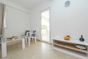 Apartment in Vir for 4 Guests with Balcony
