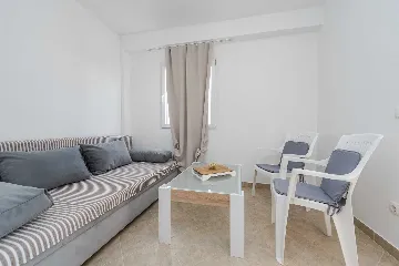 Apartment in Vir for 4 Guests with Balcony