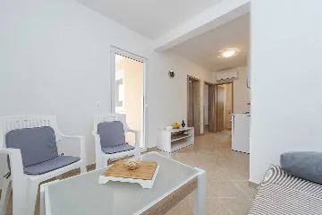 Apartment in Vir for 4 Guests with Balcony