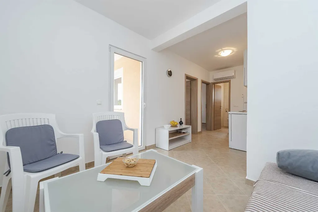 Apartment in Vir for 4 Guests with Balcony