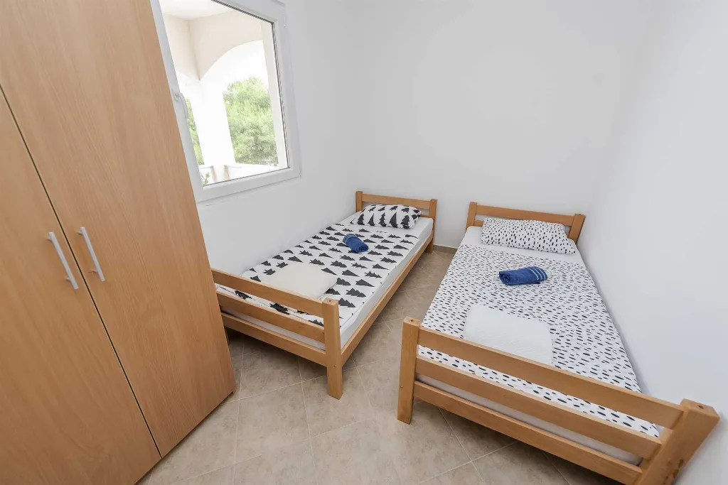 Apartment in Vir for 4 Guests with Balcony