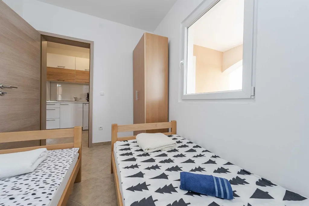 Apartment in Vir for 4 Guests with Balcony