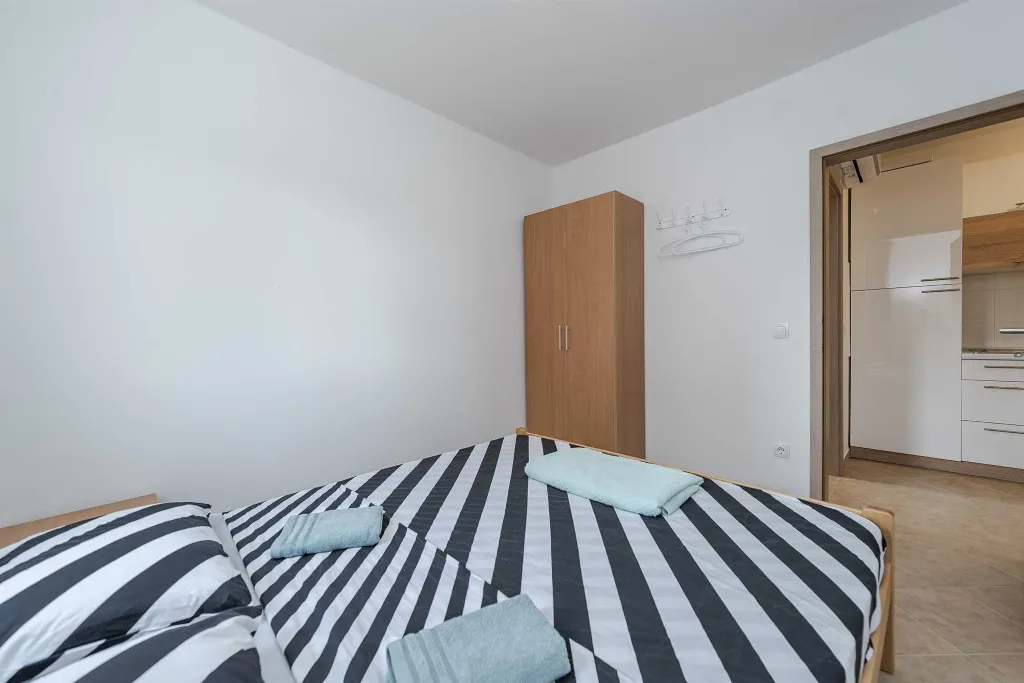 Apartment in Vir for 4 Guests with Balcony