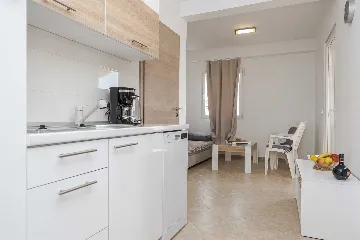 Apartment in Vir for 4 Guests with Balcony