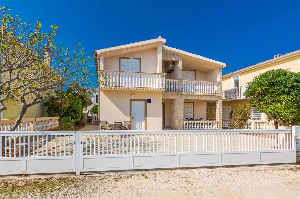 Apartment in Vir for 2–4 Guests near Pebble Beach