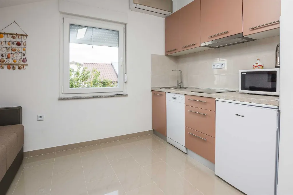 Vir Apartment for 2–4 Guests Near Soldatica Beach