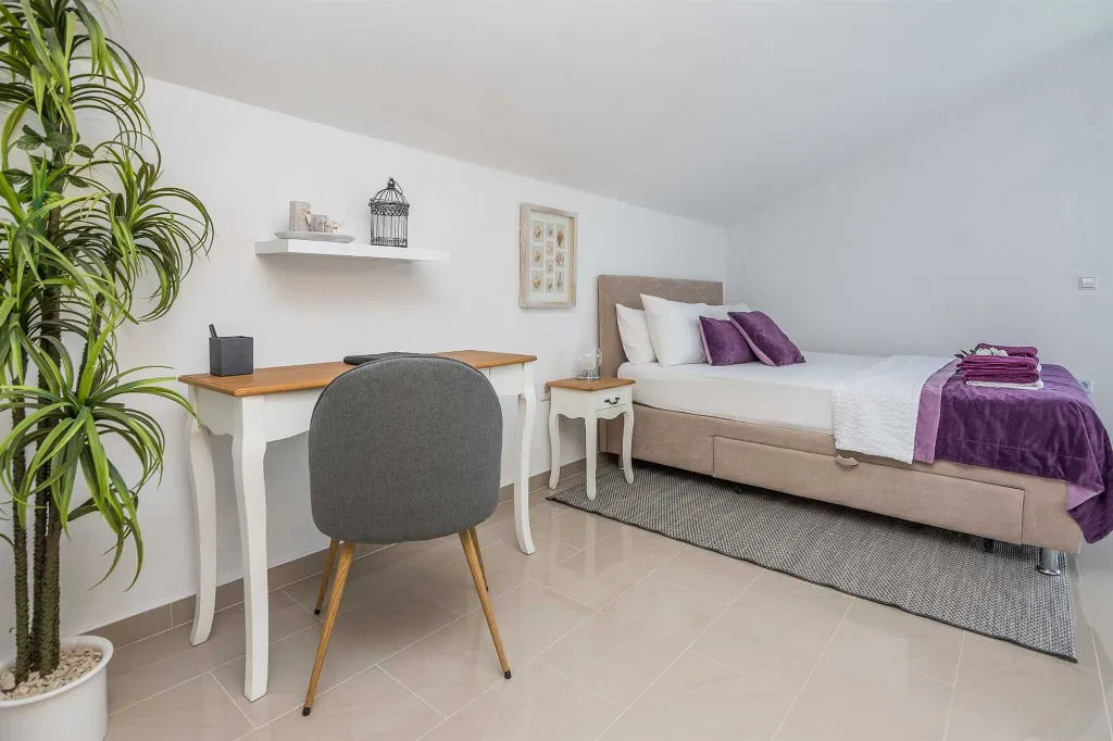 1-Bedroom Apartment in Vir for Up to 4 Guests