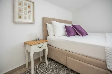 1-Bedroom Apartment in Vir for Up to 4 Guests