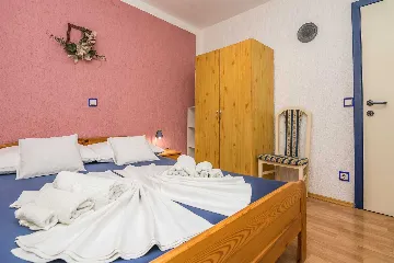 Vir Apartment for 4 Guests with Sea-View Balcony