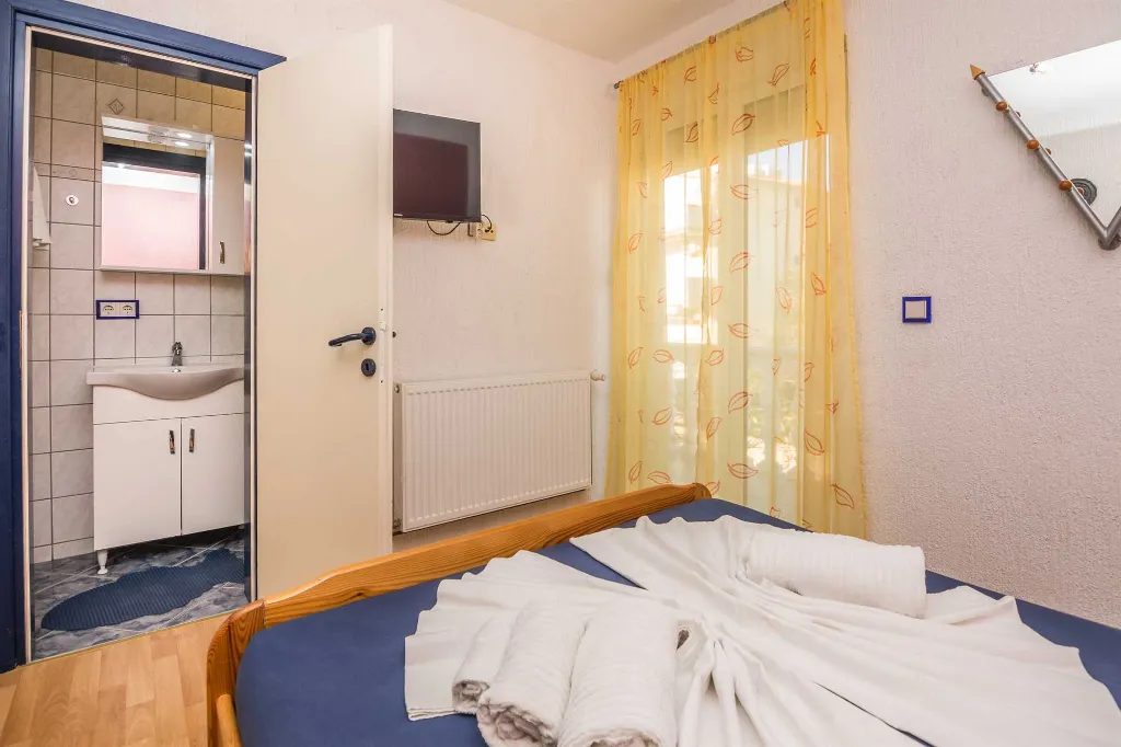 Vir Apartment for 4 Guests with Sea-View Balcony