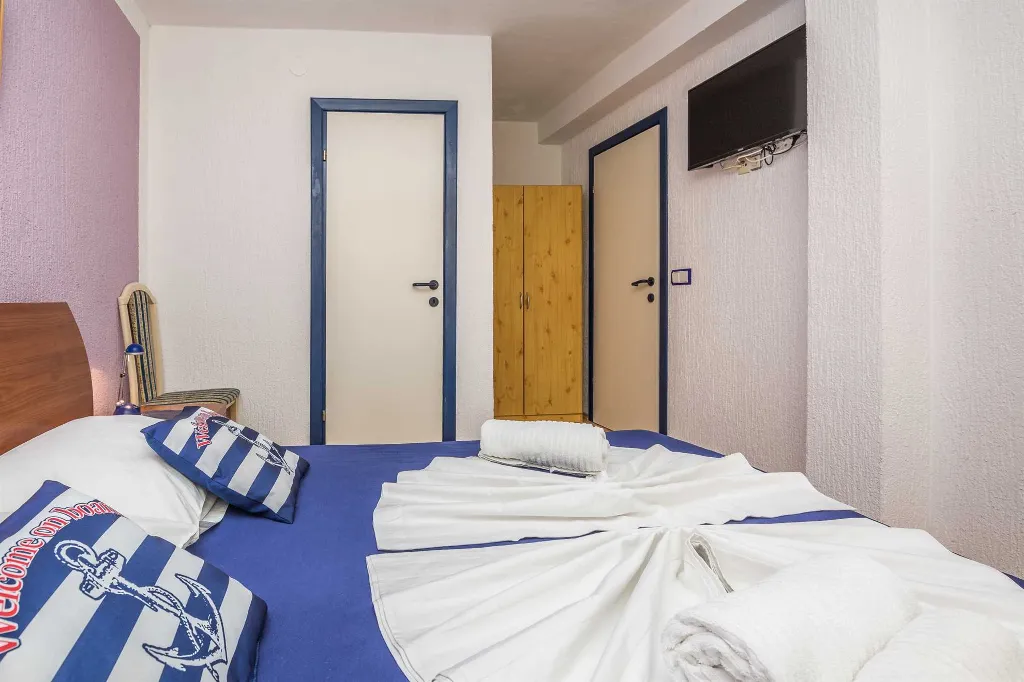 Vir Apartment for 4 Guests with Sea-View Balcony