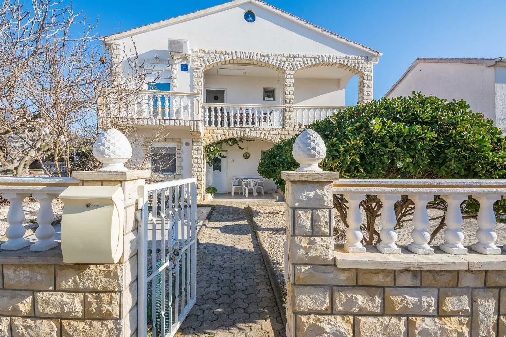 Vir Apartment for 4 Guests with Sea-View Balcony