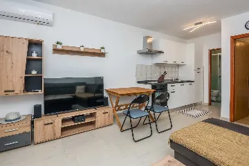 Ground-Floor Apartment in Vir for 2–4 Guests